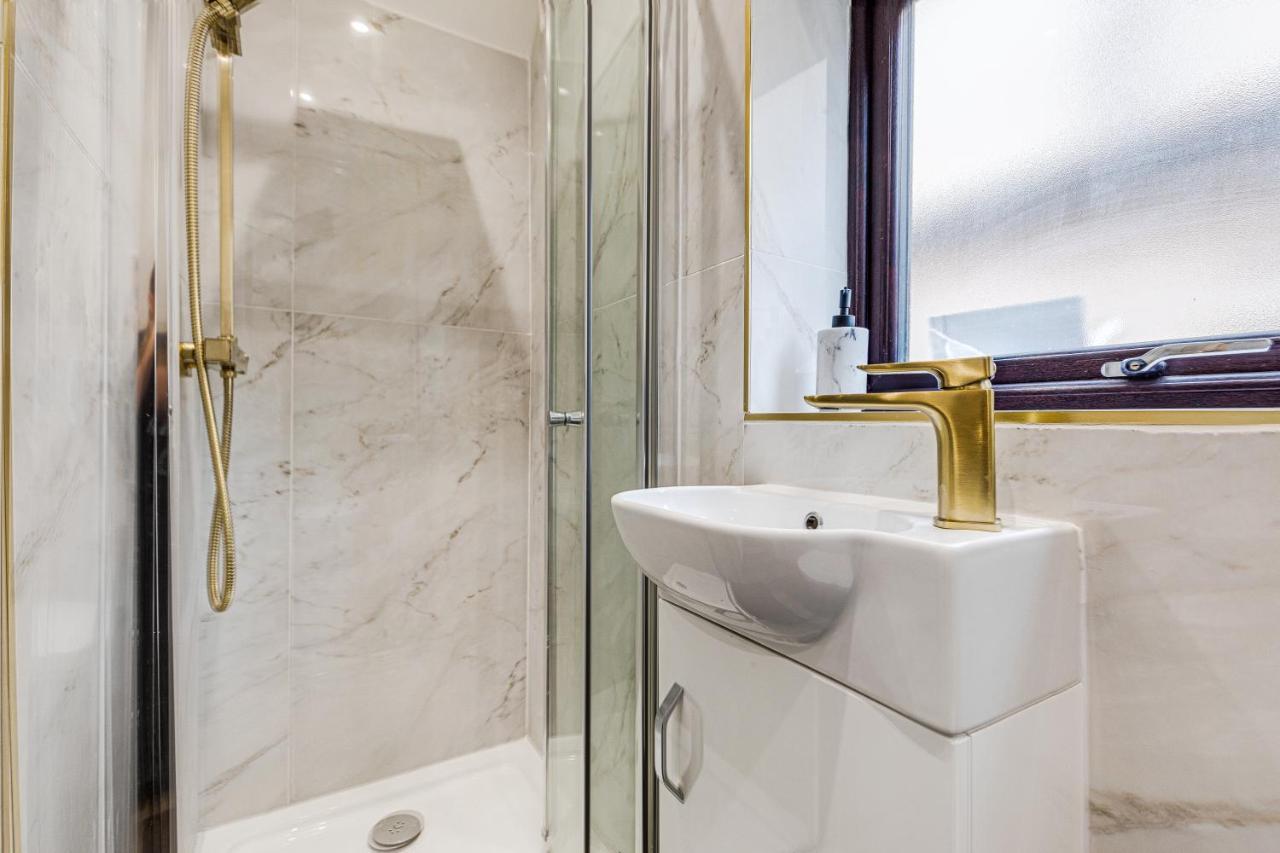 Walsall - 4 Bedroom House, Wi-Fi, Garden , Sleeps 8 - Jrr Stays Bescot Экстерьер фото