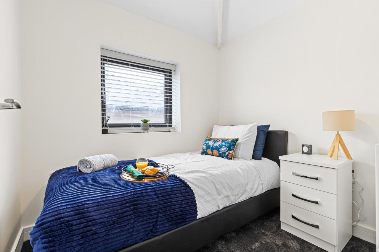 Walsall - 4 Bedroom House, Wi-Fi, Garden , Sleeps 8 - Jrr Stays Bescot Экстерьер фото