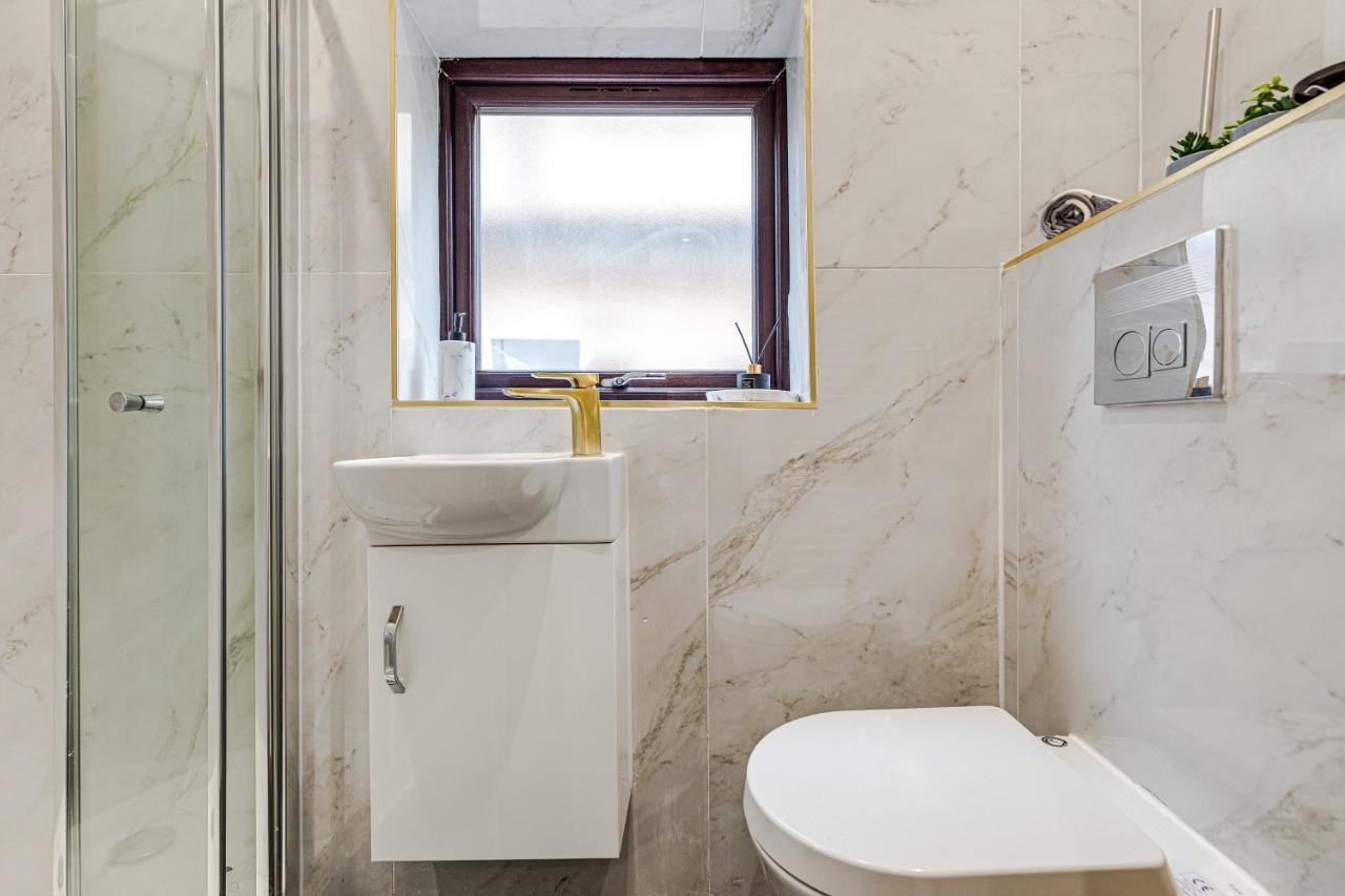 Walsall - 4 Bedroom House, Wi-Fi, Garden , Sleeps 8 - Jrr Stays Bescot Экстерьер фото