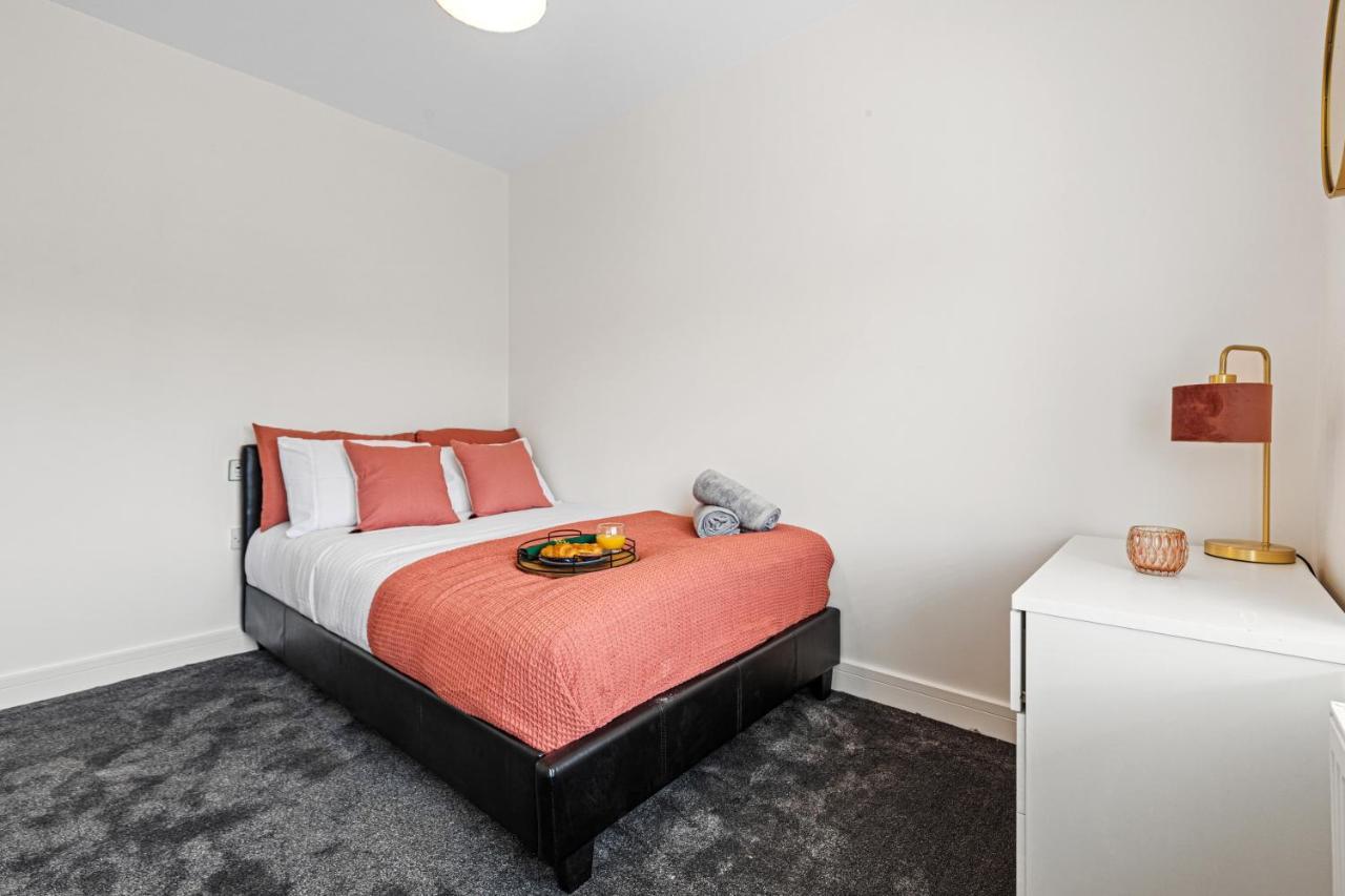 Walsall - 4 Bedroom House, Wi-Fi, Garden , Sleeps 8 - Jrr Stays Bescot Экстерьер фото